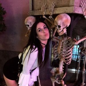 Meet your Posher, Hollace